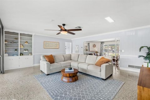 House in DeBary, Florida 3 bedrooms, 236.9 sq.m. № 1751629 - photo 16
