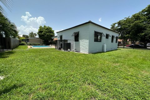 Casa en venta en Miami, Florida, 4 dormitorios, 132.2 m2 № 1998625 - foto 9