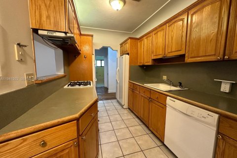 Casa en venta en Miami, Florida, 4 dormitorios, 132.2 m2 № 1998625 - foto 27