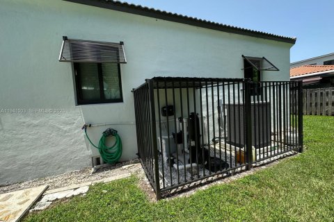 Casa en venta en Miami, Florida, 4 dormitorios, 132.2 m2 № 1998625 - foto 11