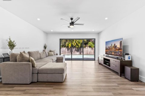 House in Cutler Bay, Florida 4 bedrooms, 181.81 sq.m. № 1953804 - photo 15