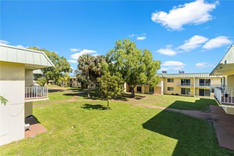 Condo in Miami Gardens, Florida, 2 bedrooms № 2080969 - photo 17