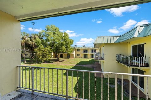 Condo in Miami Gardens, Florida, 2 bedrooms № 2080969 - photo 23