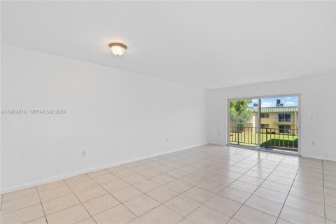 Condo in Miami Gardens, Florida, 2 bedrooms № 2080969 - photo 3