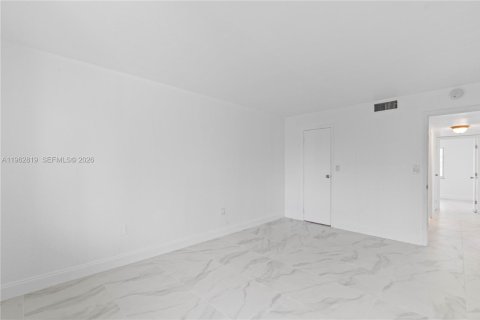 Condo in Miami Gardens, Florida, 2 bedrooms № 2080969 - photo 11