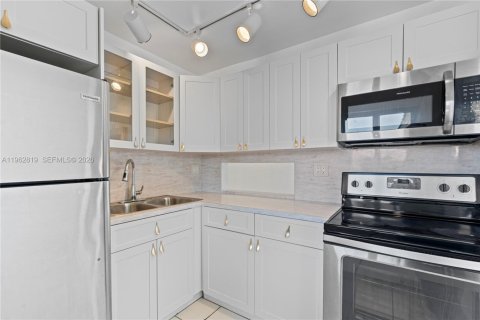 Condo in Miami Gardens, Florida, 2 bedrooms № 2080969 - photo 7