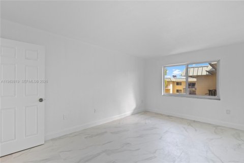 Condo in Miami Gardens, Florida, 2 bedrooms № 2080969 - photo 9