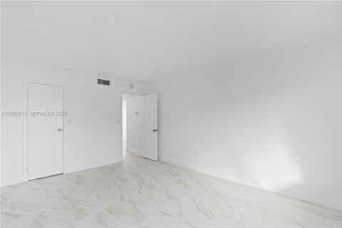 Condo in Miami Gardens, Florida, 2 bedrooms № 2080969 - photo 10