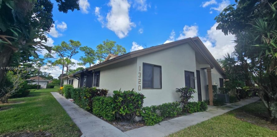 Townhouse in Delray Beach, Florida 2 bedrooms, 147.62 sq.m. № 2062878