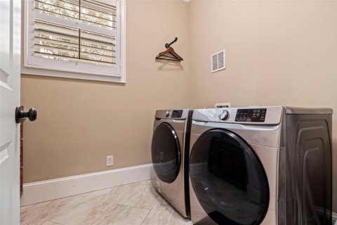 House in Saint Petersburg, Florida 4 bedrooms, 379.23 sq.m. № 1534126 - photo 16