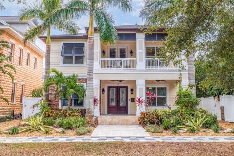 House in Saint Petersburg, Florida 4 bedrooms, 379.23 sq.m. № 1534126 - photo 1