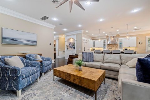 House in Saint Petersburg, Florida 4 bedrooms, 379.23 sq.m. № 1534126 - photo 9