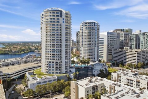 Condo in Tampa, Florida, 2 bedrooms  № 2384119 - photo 2