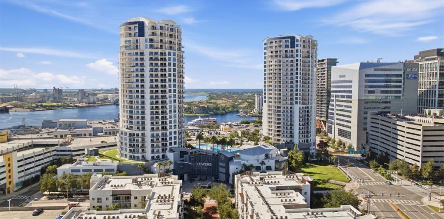Condo in Tampa, Florida, 2 bedrooms  № 2384119