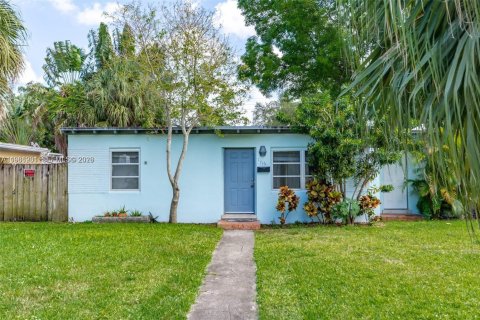 Снять в аренду виллу или дом в Форт-Лодердейл, Флорида 3 спальни, 116.13м2, № 2049678 - фото 2