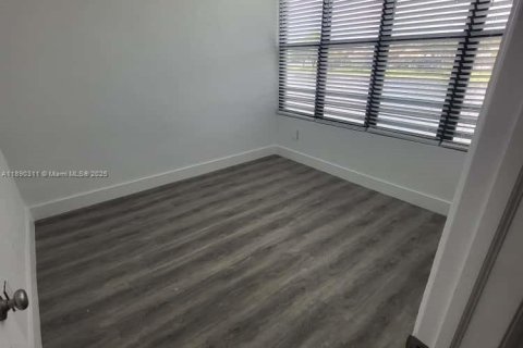 Condominio en alquiler en Pembroke Pines, Florida, 3 dormitorios, 87.33 m2 № 1943422 - foto 4