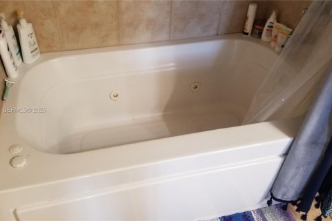 Condo in Coral Gables, Florida, 1 bedroom № 2274656 - photo 18