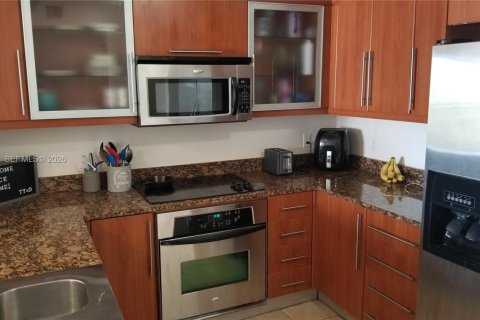 Condo in Coral Gables, Florida, 1 bedroom № 2274656 - photo 13