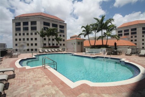 Condo in Coral Gables, Florida, 1 bedroom № 2274656 - photo 2