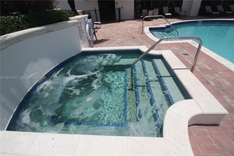 Condo in Coral Gables, Florida, 1 bedroom № 2274656 - photo 25