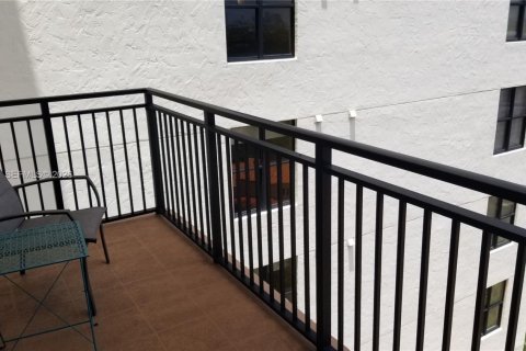 Condo in Coral Gables, Florida, 1 bedroom № 2274656 - photo 20