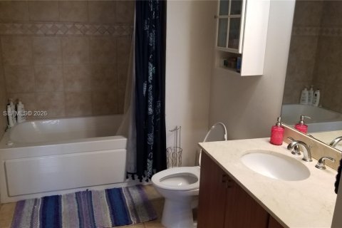 Condo in Coral Gables, Florida, 1 bedroom № 2274656 - photo 17