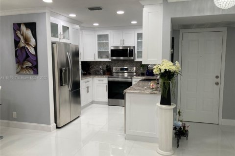 Condo in Coconut Creek, Florida, 3 bedrooms  № 1775312 - photo 1