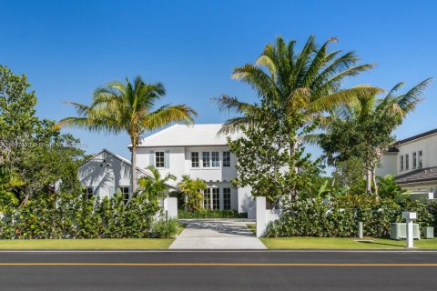 Дом в Палм-Бич, Флорида 4 спальни, 390.19м2 № 2063149