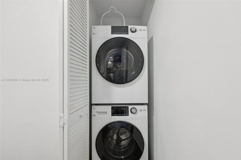 Condo in Miami Beach, Florida, 1 bedroom  № 1967011 - photo 27