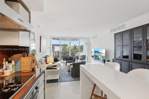 Condo in Miami Beach, Florida, 1 bedroom  № 1967011 - photo 10