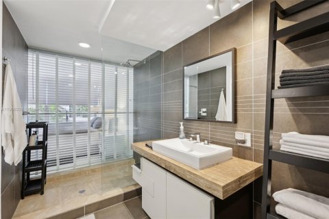 Condo in Miami Beach, Florida, 1 bedroom  № 1967011 - photo 24