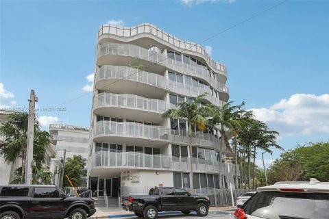 Condo in Miami Beach, Florida, 1 bedroom  № 1967011 - photo 1