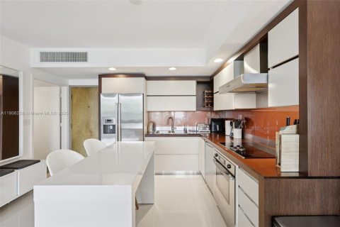 Condo in Miami Beach, Florida, 1 bedroom  № 1967011 - photo 14
