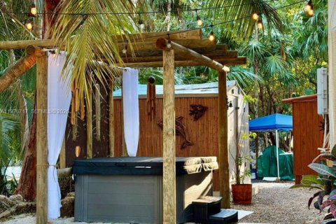 House in Marathon, Florida 2 bedrooms, 88.63 sq.m. № 2040557 - photo 10