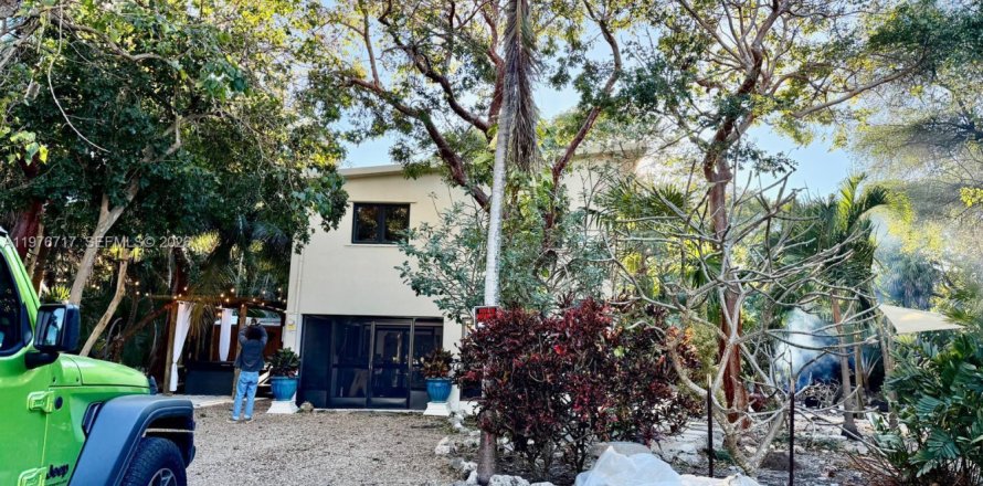 House in Marathon, Florida 2 bedrooms, 88.63 sq.m. № 2040557