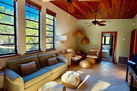 House in Marathon, Florida 2 bedrooms, 88.63 sq.m. № 2040557 - photo 18