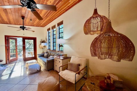 House in Marathon, Florida 2 bedrooms, 88.63 sq.m. № 2040557 - photo 17