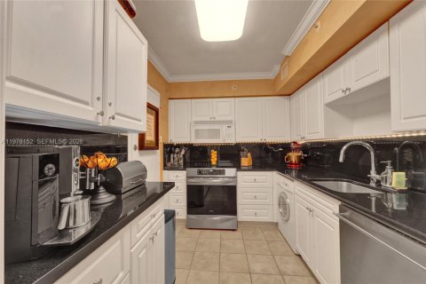 Condo in Hollywood, Florida, 2 bedrooms  № 2041882 - photo 14