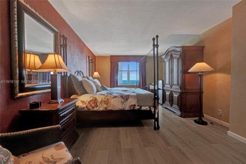 Condo in Hollywood, Florida, 2 bedrooms  № 2041882 - photo 24