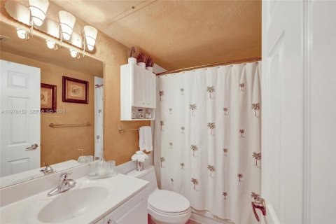 Condo in Hollywood, Florida, 2 bedrooms  № 2041882 - photo 25