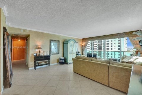 Condo in Hollywood, Florida, 2 bedrooms  № 2041882 - photo 13