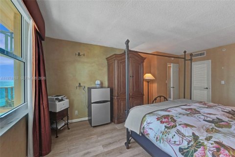 Condo in Hollywood, Florida, 2 bedrooms  № 2041882 - photo 27