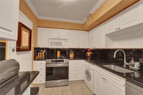 Condo in Hollywood, Florida, 2 bedrooms  № 2041882 - photo 17