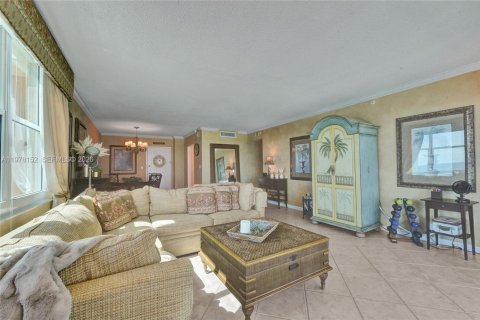 Condo in Hollywood, Florida, 2 bedrooms  № 2041882 - photo 8