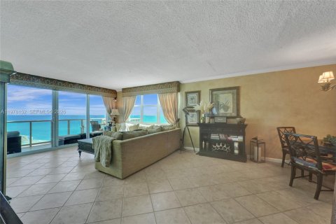 Condo in Hollywood, Florida, 2 bedrooms  № 2041882 - photo 4
