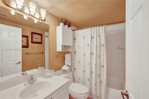 Condo in Hollywood, Florida, 2 bedrooms  № 2041882 - photo 26