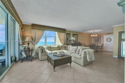 Condo in Hollywood, Florida, 2 bedrooms  № 2041882 - photo 7