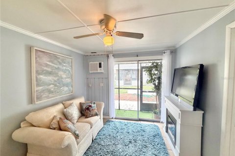 Condo in Clermont, Florida, 2 bedrooms № 2208068 - photo 3
