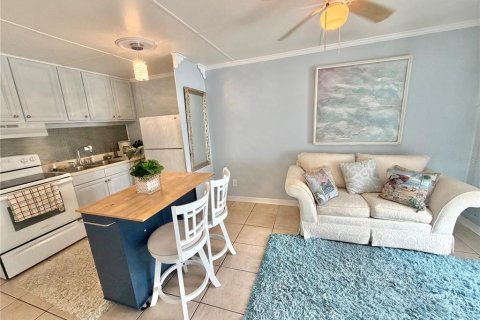 Condo in Clermont, Florida, 2 bedrooms № 2208068 - photo 5