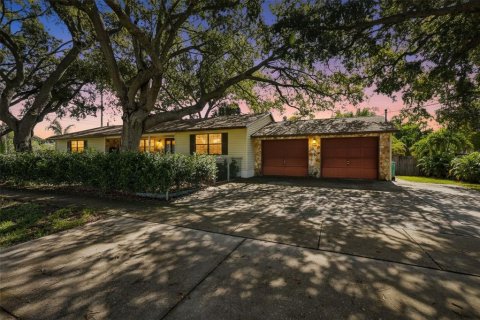 House in Largo, Florida 3 bedrooms, 147.9 sq.m. № 2297049